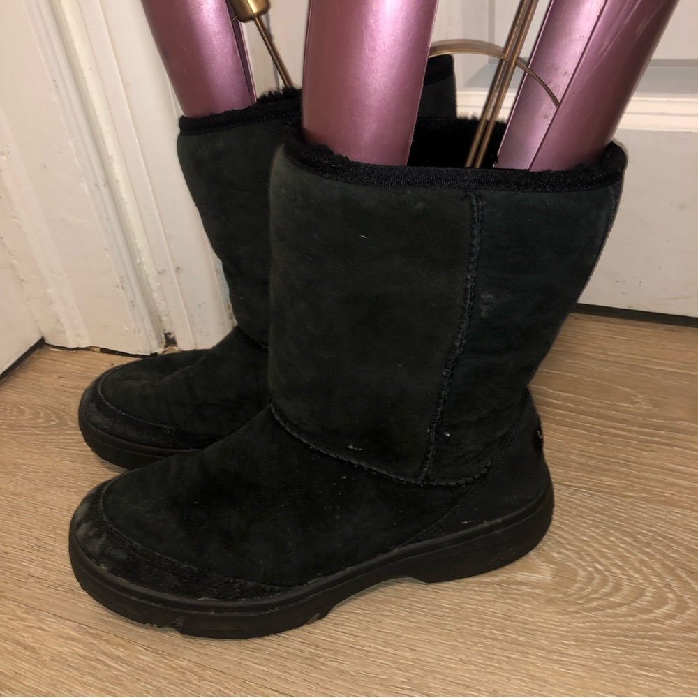 Ugg ladies ultimate short winter boots size 9